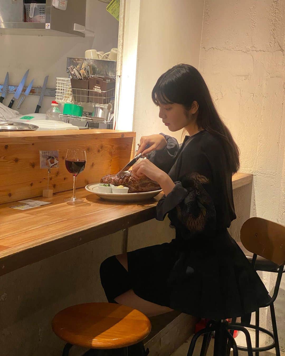 吉田莉桜さんのインスタグラム写真 - (吉田莉桜Instagram)「お知らせ  発売中の「週刊プレイボーイ」に掲載させて頂いております。  お肉企画🍖 みんな見てね☝️  初めて肉の塊見たよ。」4月21日 20時36分 - yoshida_rio_official