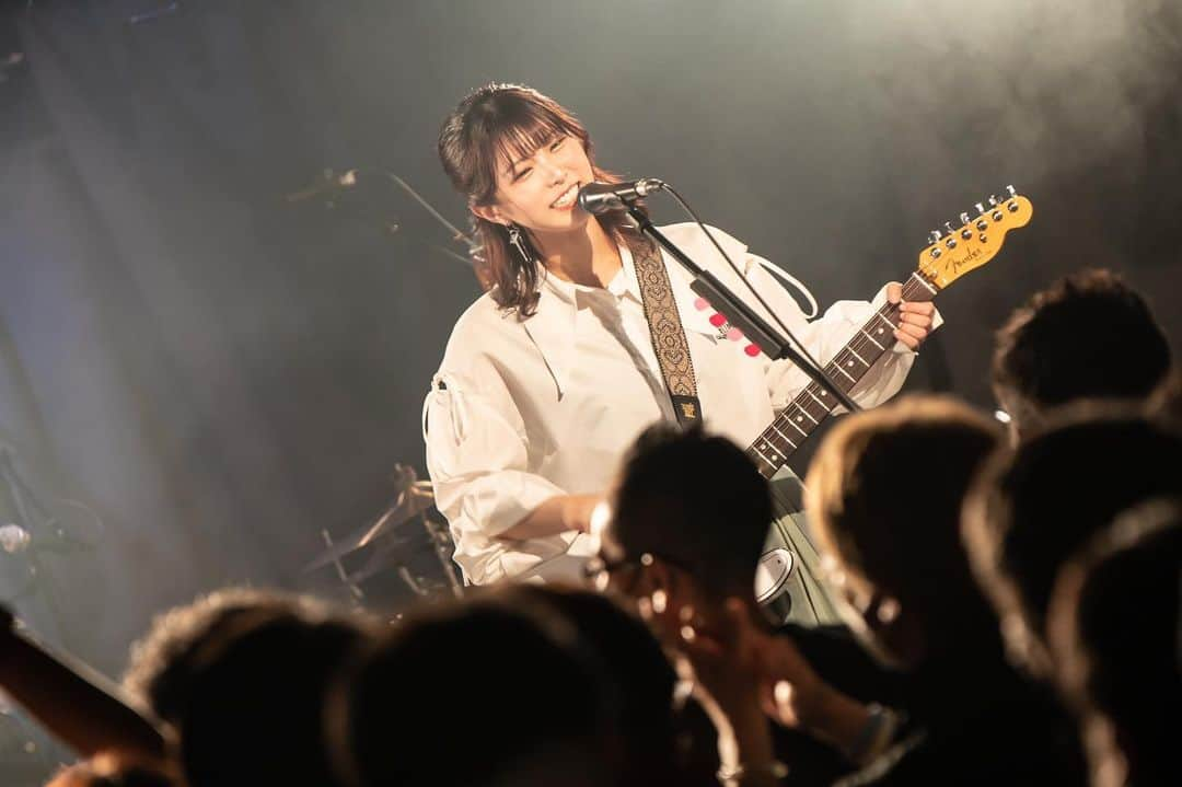 森脇加奈子のインスタグラム：「笑うと目がなくなるタイプ🤧  2023.4.8(sat) Faulieu. Presents " 4 you " at Shibuya eggman  photo by @okkytree   #Faulieu  #live #livephotography #guitar #vocal #guitarvocal #ギター女子 #ギターボーカル #guitarist #guitar #telecaster #Fender #Fender女子 #Fenderamerican #rock #rockband #band #girlsband #ガールズバンド#japanese #japanesegirl #photography #tagsforlikes #followme #팔로우미 #tfl」