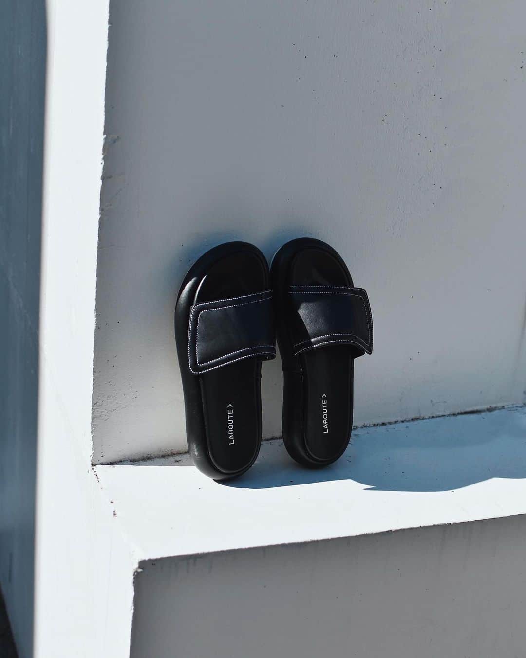 オンラインショップ アットシェルタのインスタグラム：「LAROUTE〉 2023 SS/COLLECTION   ▪ ベルクロラウンドソールサンダル ¥12,100（TAXIN）  #laroute #larouteshoes #abahouse #シューズ #2023ss」