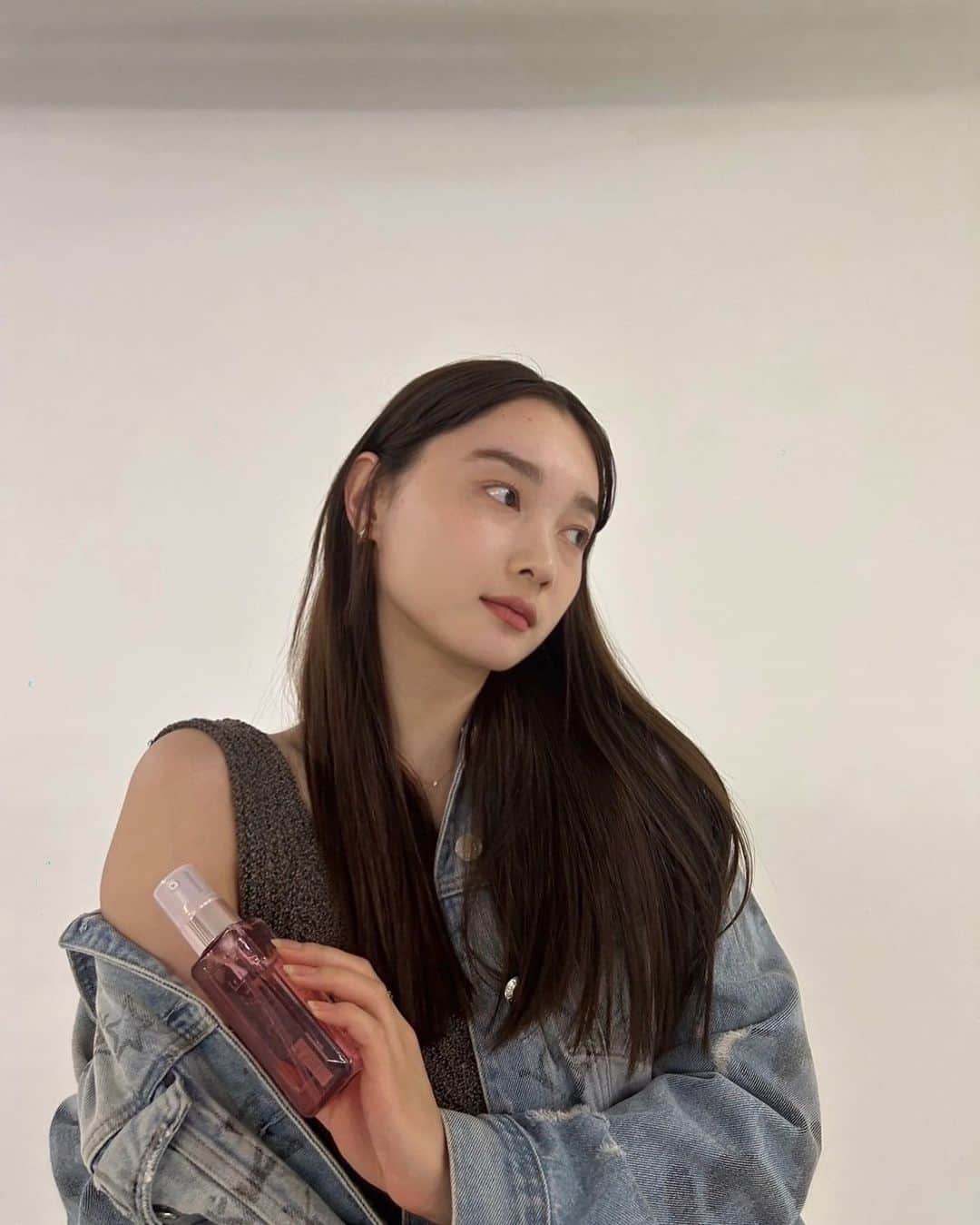 新野尾七奈のインスタグラム：「KIRAGE @kirage_official  を使いはじめて約2ヶ月...🌸 ヘアメイクさんにも最近褒められて嬉しい♡ 私の髪の毛から甘い良い香りが香ってきたり、サラサラだと気分が上がるの♡  #KIRAGE #KIRAGEアンバサダー #キラージュ #天使の生ツヤリング#gifted」
