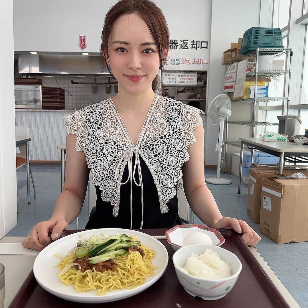 関根理紗のインスタグラム：「鮫洲にて免許の更新🚗 ゴールド金賞だから早かった🙆‍♀️ お腹減ったからジャージャー麺食べた🙆‍♀️  写真はイマイチ盛れなかった」