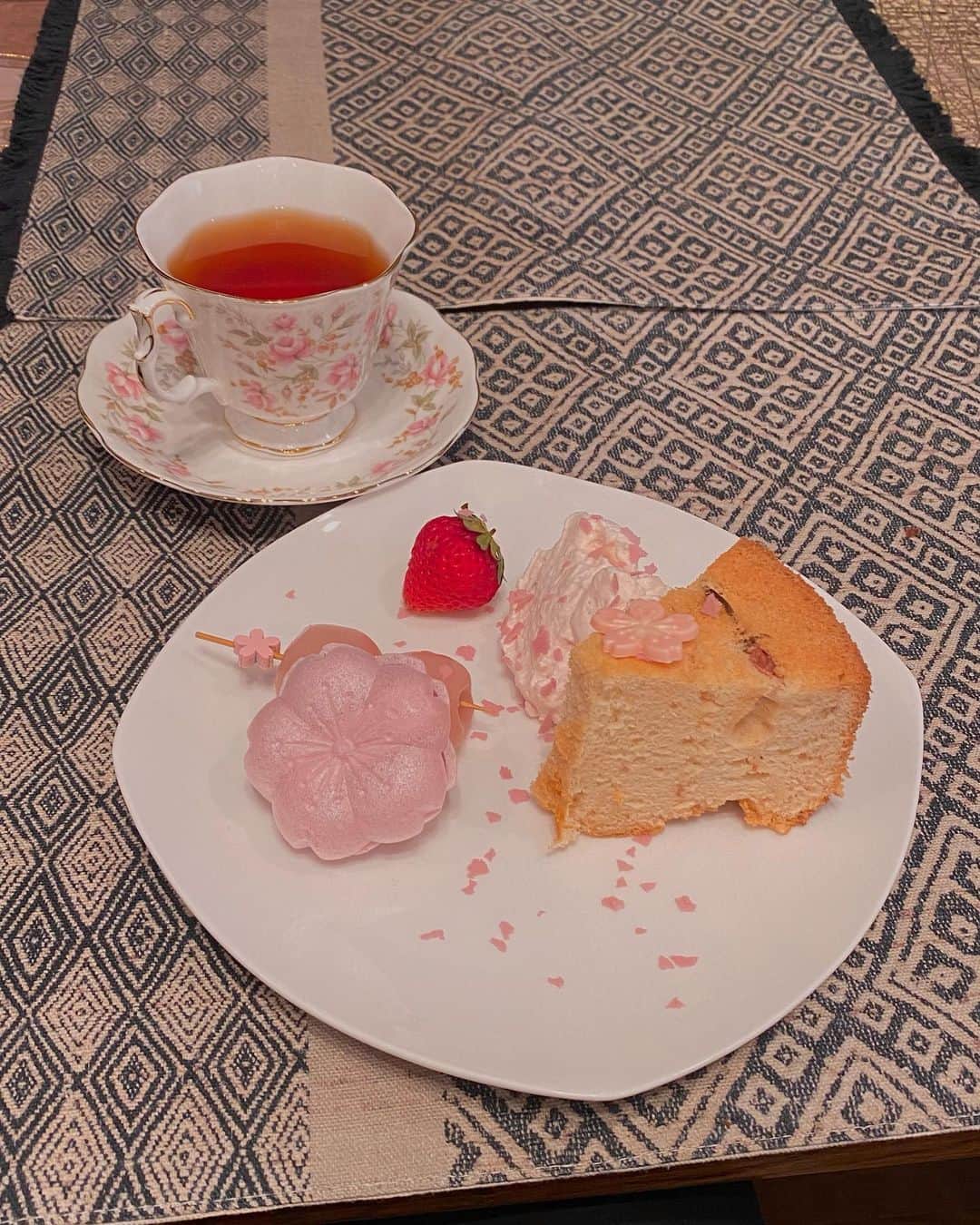 Erenaさんのインスタグラム写真 - (ErenaInstagram)「🌸春のランチ会🌸 この前千裕ちゃんと春のランチ会したとき〜🥰  またまたピアノ演奏してくれて ステキなひとときでした💕  thank you…♡  ▼桜シフォンケーキ ▼桜もなか ▼ちらし寿司  -------------------------  #春 #春のランチ  #ちらし寿司  #桜  #桜シフォンケーキ  #桜もなか  #ハンドメイド  #自家製」4月21日 15時10分 - o1.erena.1o_