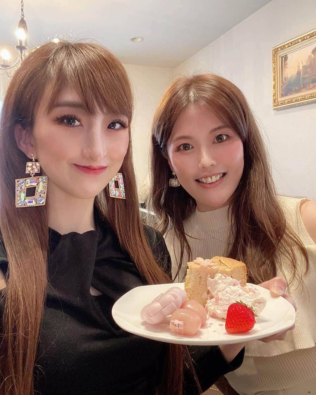 Erenaのインスタグラム：「🌸春のランチ会🌸 この前千裕ちゃんと春のランチ会したとき〜🥰  またまたピアノ演奏してくれて ステキなひとときでした💕  thank you…♡  ▼桜シフォンケーキ ▼桜もなか ▼ちらし寿司  -------------------------  #春 #春のランチ  #ちらし寿司  #桜  #桜シフォンケーキ  #桜もなか  #ハンドメイド  #自家製」