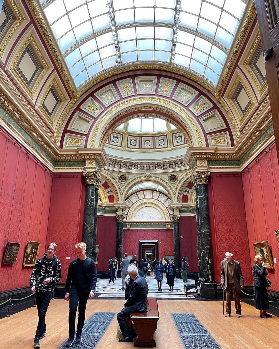 新田朝子のインスタグラム：「📍National Gallary, London  Gogh, Monet, Cezanne, Picasso... fantastic collections and beautiful/calm place🫶  #ロンドン #イギリス #ロンドン旅行 #イギリス旅行 #ヨーロッパ #ヨーロッパ旅行 #思い出投稿 #振り返り投稿 #美術館巡り #美術館好きな人と繋がりたい   #london #uk #england #londontrip #uktravel #europe #travelgram #travelphotography #nationalgallerylondon #artgallary」