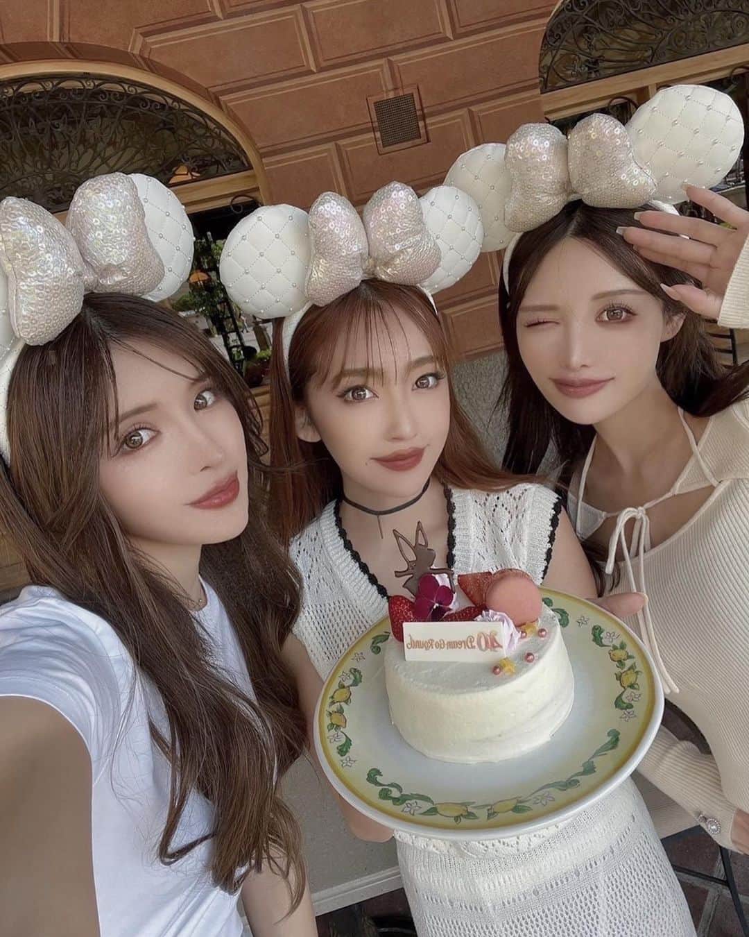 小原優花さんのインスタグラム写真 - (小原優花Instagram)「4/21✨本日はかなえちゃん @kanaxxy_0421 のお誕生日です🎉🥺💕 HAPPY BIRTHDAY👸🏼💖  早祝いで17日にディズニーシーに行ってきました！🥰🎪  しずかちゃん @mutoshizuka0204 と大親友3人揃ってのディズニーが初めてで、遊んで食べて満喫しすぎて気づいたら夜でした🤣💗🌙  かなえちゃんのお誕生日にまたひとつ皆んなで楽しい思い出が増えて嬉しいです🥹🫶🏻💓  幸せいっぱい素敵な1年になりますように🎂❤️」4月21日 15時18分 - yunkoro519