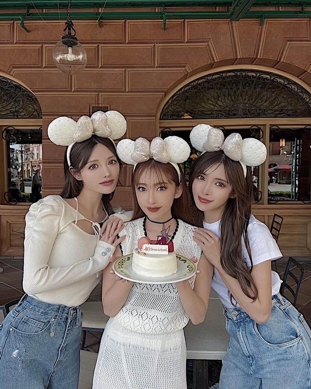 小原優花のインスタグラム：「4/21✨本日はかなえちゃん @kanaxxy_0421 のお誕生日です🎉🥺💕 HAPPY BIRTHDAY👸🏼💖  早祝いで17日にディズニーシーに行ってきました！🥰🎪  しずかちゃん @mutoshizuka0204 と大親友3人揃ってのディズニーが初めてで、遊んで食べて満喫しすぎて気づいたら夜でした🤣💗🌙  かなえちゃんのお誕生日にまたひとつ皆んなで楽しい思い出が増えて嬉しいです🥹🫶🏻💓  幸せいっぱい素敵な1年になりますように🎂❤️」