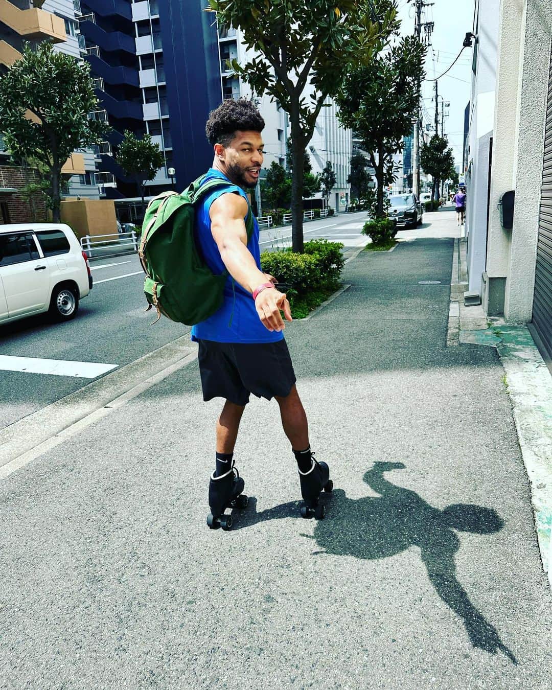 KUSHIDAのインスタグラム：「My boy Kevin Knight @jet2flyy   神戸の街をローラースケート🛼で走る おしゃれボーイ発見  #kushida #kevinknight #jetsetters」