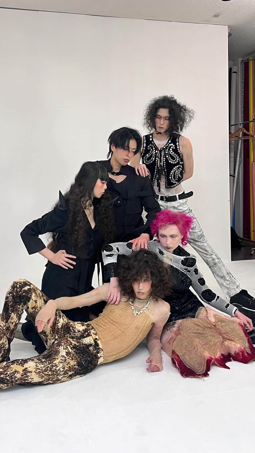 AYUMIのインスタグラム：「modern renaissance BTS pt 2🎀 Styling by me   Direction: @sukisugita @tabesugita  Photography: @takumagg  Video: @sherfan_zoey  Styling: @dressing_is_a_way_of_life_  Hair: @ringosat  Make: @yamami1  Model: @rih_to @e.nq_ @__se___na__ @masaru.takabatake @lee.kor  Costume: @dense_tokyo @paranoia.co.jp @m_i_t_a_m_e @peeeachmmm @energie_gang」