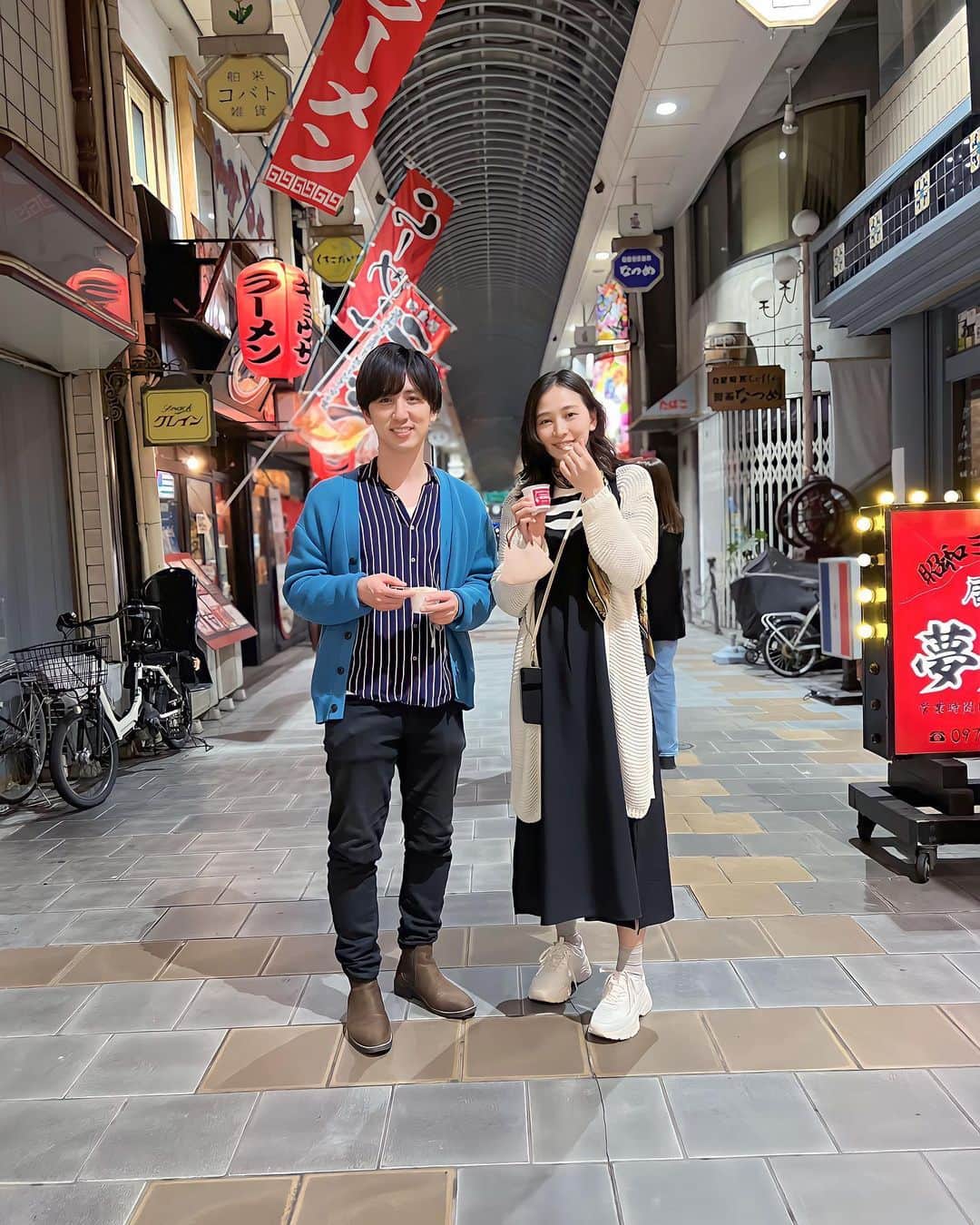 前田友香さんのインスタグラム写真 - (前田友香Instagram)「みんなで夜のお散歩🐾  冷乳果工房ジェノバ @genova_beppu さん✨ 別府商店街で夜遅くまで開いていて 不自然なものを使っていない 日本一の純生アイスクリーム  21時過ぎに行ったけど並んでた！ すっごい人気店！  私は塩キャラメルにしたよ めちゃくちゃ美味しかった♡ 商店街の中で歩きながら映え〜✨ ご馳走さまでした😊  #ジェノバ #別府グルメ  #別府 #別府商店街 #別府日記」4月21日 15時22分 - yukamaeda.maeyuka