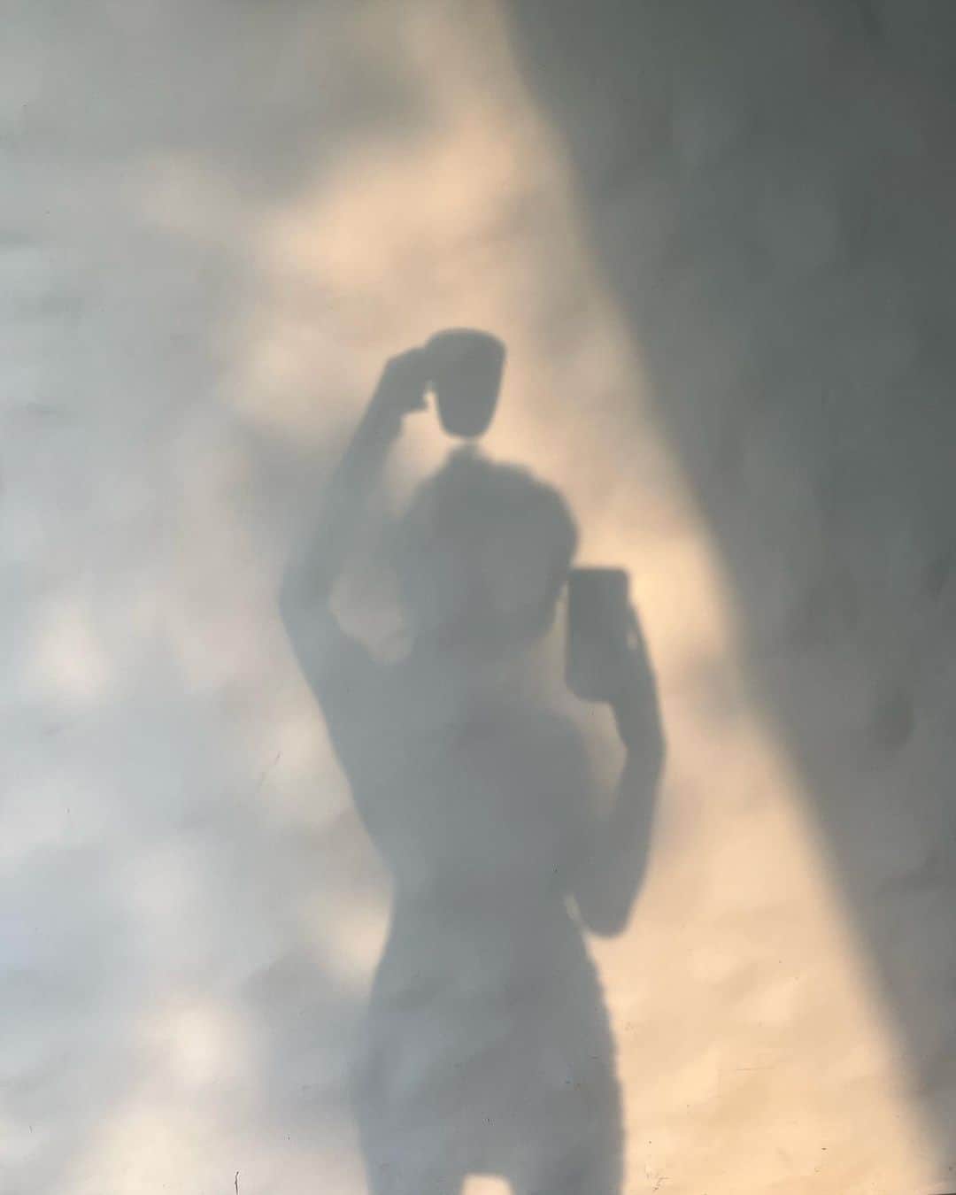 イプシー・キーラティのインスタグラム：「🤍 ☁️」