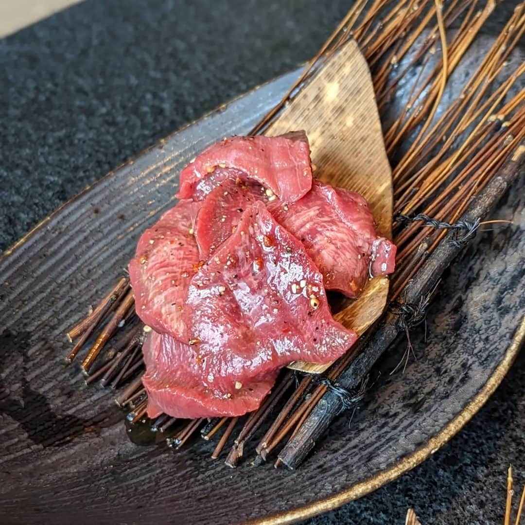 Li Tian の雑貨屋さんのインスタグラム写真 - (Li Tian の雑貨屋Instagram)「delicious yakitori from one of the hottest restaurant in town. the place was so packed for weekday lunches and there were people still strolling in for lunch at almost 3pm? Meat selection was good, ranging from japanese wagyun to Aus/US breed. Also tried some of the new dishes like the curry beef rice drenched in cheese 😋 this place dangles lots of social media promo by giving u free food and drinks when u complete their assigned tasks on Google maps, FB or IG. We got one whole jar of beverage and even a plate of meat for free! So keep a lookout for them when u r there! Really worth it 👍  #dairycreameatstw #taiwan #高雄美食 #高雄 #kaohsiung #sgfoodies #台湾 #yummy #igfood #market #foodporn  #instafood #burpple #sgfoodies #gourmet #eatlocal  #bonappetit #snack #台湾美食 #travel  #烤肉 #yakitori #streetfood」4月21日 15時23分 - dairyandcream