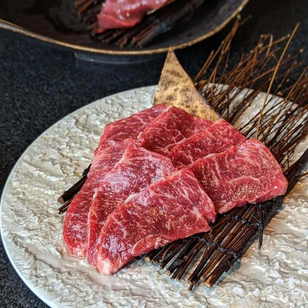 Li Tian の雑貨屋さんのインスタグラム写真 - (Li Tian の雑貨屋Instagram)「delicious yakitori from one of the hottest restaurant in town. the place was so packed for weekday lunches and there were people still strolling in for lunch at almost 3pm? Meat selection was good, ranging from japanese wagyun to Aus/US breed. Also tried some of the new dishes like the curry beef rice drenched in cheese 😋 this place dangles lots of social media promo by giving u free food and drinks when u complete their assigned tasks on Google maps, FB or IG. We got one whole jar of beverage and even a plate of meat for free! So keep a lookout for them when u r there! Really worth it 👍  #dairycreameatstw #taiwan #高雄美食 #高雄 #kaohsiung #sgfoodies #台湾 #yummy #igfood #market #foodporn  #instafood #burpple #sgfoodies #gourmet #eatlocal  #bonappetit #snack #台湾美食 #travel  #烤肉 #yakitori #streetfood」4月21日 15時23分 - dairyandcream