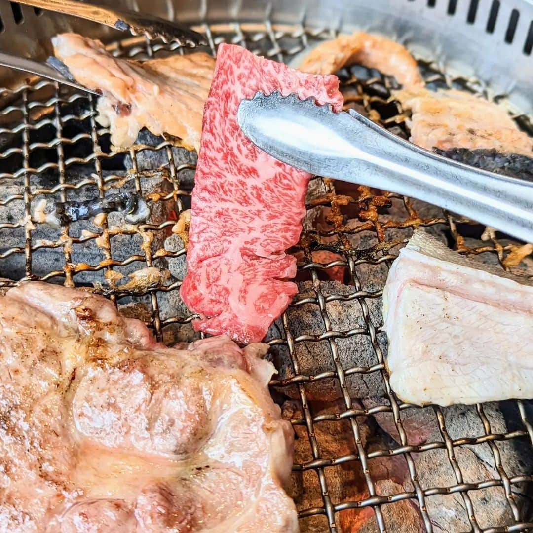 Li Tian の雑貨屋のインスタグラム：「delicious yakitori from one of the hottest restaurant in town. the place was so packed for weekday lunches and there were people still strolling in for lunch at almost 3pm? Meat selection was good, ranging from japanese wagyun to Aus/US breed. Also tried some of the new dishes like the curry beef rice drenched in cheese 😋 this place dangles lots of social media promo by giving u free food and drinks when u complete their assigned tasks on Google maps, FB or IG. We got one whole jar of beverage and even a plate of meat for free! So keep a lookout for them when u r there! Really worth it 👍  #dairycreameatstw #taiwan #高雄美食 #高雄 #kaohsiung #sgfoodies #台湾 #yummy #igfood #market #foodporn  #instafood #burpple #sgfoodies #gourmet #eatlocal  #bonappetit #snack #台湾美食 #travel  #烤肉 #yakitori #streetfood」