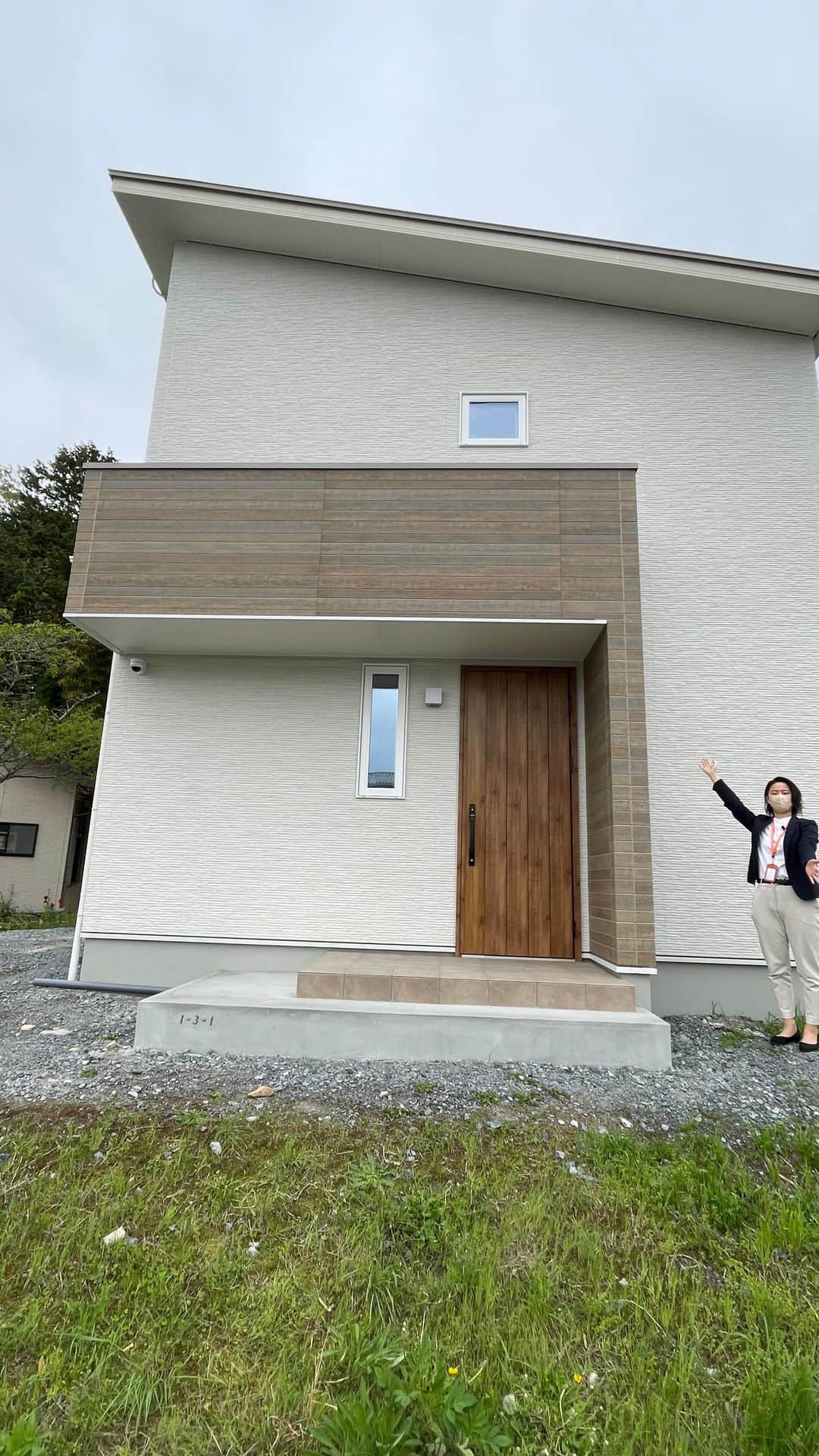 homelife 夢を叶える暮らし方のインスタグラム：「【亀岡店】光の入りが計算されたカフェ風ハウス  魅力満点！💯 中を除くと漆喰、鉄骨階段、コの字キッチン、室内窓... おすすめポイントが絞りきれません...  ダイニングがカウンターになっているので、 カフェのような気分が味わえます☕️  リビングの南側に吹き抜けと大きなFIX窓！ 軒の出が少し出ていることで、 夏場の直射日光を遮り、冬場は暖かい日差しが入り込みます☀️  魅力的に感じられた方はぜひご相談くださいね！  皆様のいいね❤️コメント💭が励みになります☺️ インスタの仕様変更に伴い、フォローしていただいていても届きにくい可能性があるようです😢 通知設定をしていただけると嬉しいです🔔  こちらのお家はアーキホームライフのお施主様邸の施工写真です🌟 その他の施工写真は、 @archihome_official  のからご覧いただけます🏠 ＿＿＿＿＿＿＿＿＿＿＿＿＿＿＿ " #世界一あなたらしい住まいを " 「すべての人に最高の住まいを届けたい」 デザイン、品質、価格、どれも妥協しない家づくりを追求しています。 アーキホームライフは大阪・京都・兵庫・奈良・和歌山（一部）・福井（一部）で家づくりをしている会社です🏘 ＿＿＿＿＿＿＿＿＿＿＿＿＿＿＿ ☆グッドデザイン賞2020 ☆ハウスオブザイヤーインエナジー2021 ☆SUUMO関西工務店ランキング1位 ＿＿＿＿＿＿＿＿＿＿＿＿＿＿＿ .  #アーキホームライフ #吹き抜け #吹き抜けリビング #シンプルモダン #新築 #注文住宅 #家づくり #新築一戸建て建築中 #新居 #自由設計 #空間デザイン #戸建て #おしゃれな家 #関西ナンバーワンの住宅メーカー」