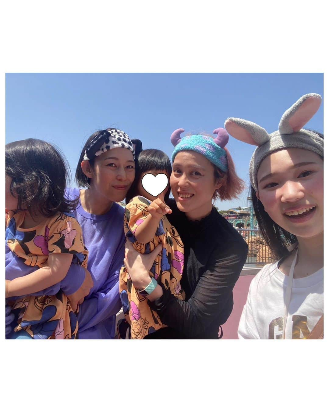 大山未希のインスタグラム：「🌋  ディズニーシーデビューな👧🏻👧🏻  初めてのシールと40周年のシールを お姉さんに書いてもらっていざ！！  私も久しぶりだったし楽しかったぁ☺️  ディズニーのことは熟知している いびちゃんも一緒だったし 空いてたのでとてもスムーズ👏  ディズニーランドもシーも行ったから 次はサンリオピューロランドかな😘🎀  ※暑すぎてずっとサリーは無理でした😂 　帽子必須！！  #ふたご #姪っ子 #大山姉妹 #ディズニーシー #ディズニーシーデビュー #ディズニー40周年  ↓」