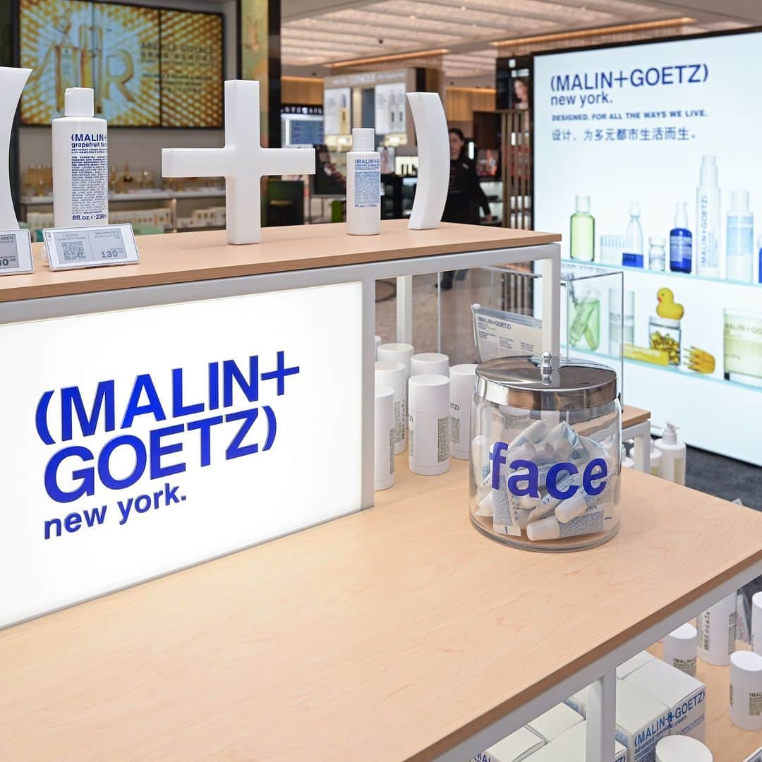 DFS & T Galleriaのインスタグラム：「Celebrate the opening of the first EviDenS de Beauté and MALIN+GOETZ pop up in T Galleria Beauty by DFS, Four Seasons Macau today!  Discover EviDenS de Beauté luxurious beauty ceremonies "Art of Saho", their iconic product 'The Special Mask' as well as the Brightening and Rebalancing lines in an exclusive pre-launch. Get The Special Brush as an additional gift for any purchase.  From MALIN+GOETZ, you can expect their best-sellers: The Detox Face Mask, Acne Treatment and Lip Moisturizer while enjoying exclusive promotion offers and gifts.   T&Cs apply. While stocks last.   @evidensdebeaute @malinandgoetz #DFSOfficial #DFSxEviDenSdeBeaute #DFSxmalinandgoetz」