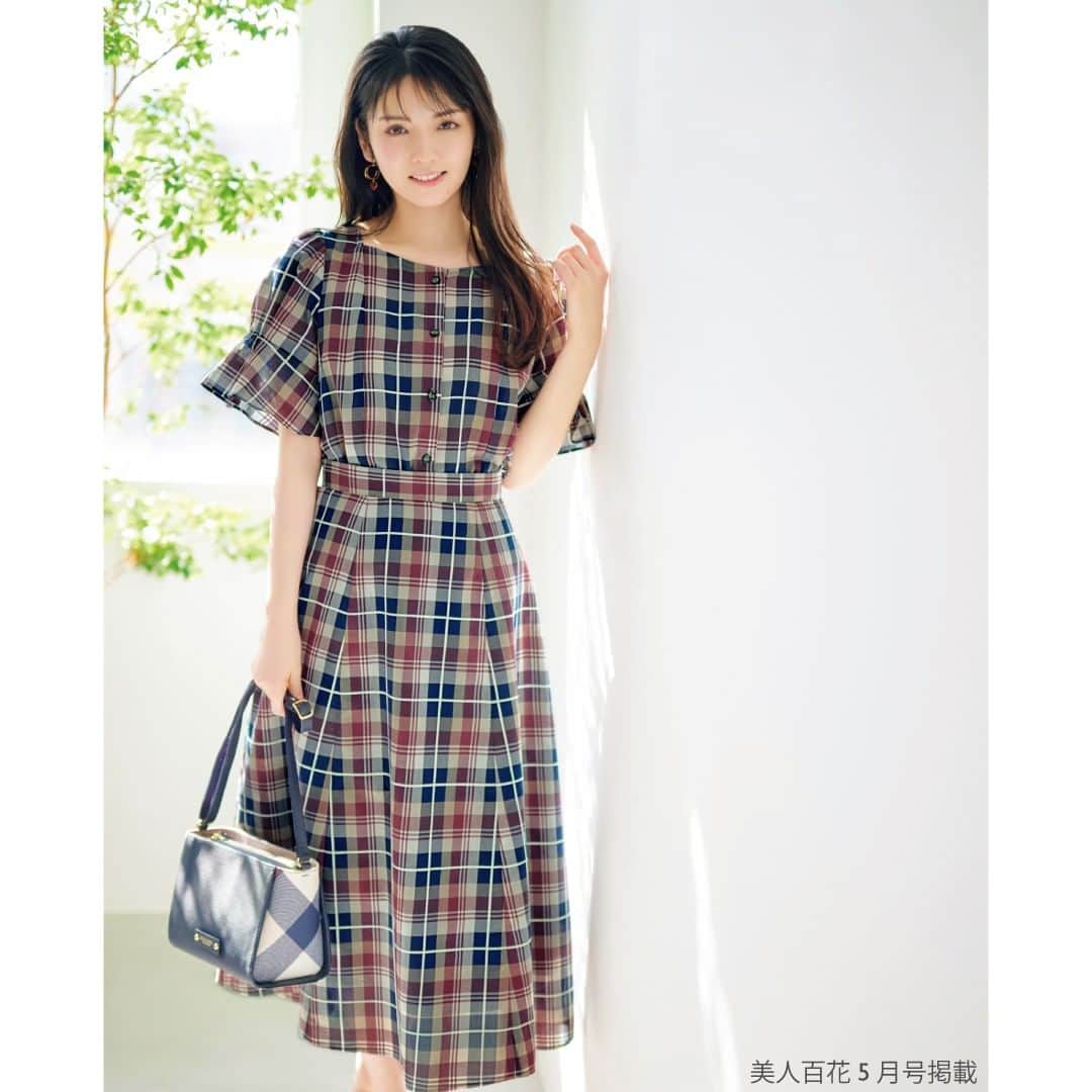 bluelabel/blacklabel cbのインスタグラム：「【道重さゆみが着る全骨格タイプに似合うアイテム】  絶妙なフレアシルエットがどの骨格にもしっくりくるタータンチェック柄のスカート。同じ素材のブラウスを着ればドレスのような着こなしに。  #道重さゆみ #ブルーレーベル #ブルーレーベルクレストブリッジ #bluelabel #bluelabelcrestbridge #クレストブリッジ #crestbridge #springsummer #japanfashion #タータンチェック  #チェックブラウス  #チェックスカート  #セットアップコーデ  #ワンピースコーデ #骨格診断 #骨格診断ストレート #骨格診断ウェーブ #骨格診断ナチュラル #骨格ストレート #骨格ウェーブ #骨格ナチュラル #骨格コーデ」