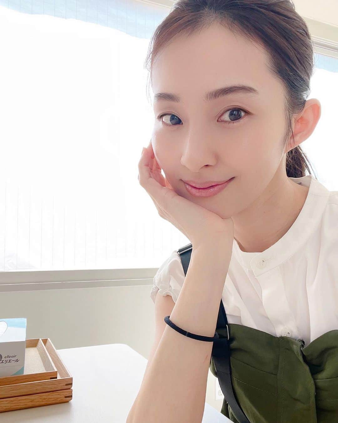 阪井あゆみのインスタグラム：「明るい陽が差し込むハウススタジオで 素肌メイクをしていただき、お仕事でした！ 美容液ファンデーションがお肌にいい感じ🫧朝バタバタの合間にサササッと塗れそう、なのに仕上がり💯💯👌🏻 早速購入の為写真に✍️ 撮影終わりに綺麗な花束💐をいただきました☺️  最近慣らし保育が終わり、本格的にスクールに通い始めた長男のお迎えに行ってスーパーに寄って帰ります🦢🦢🦢」