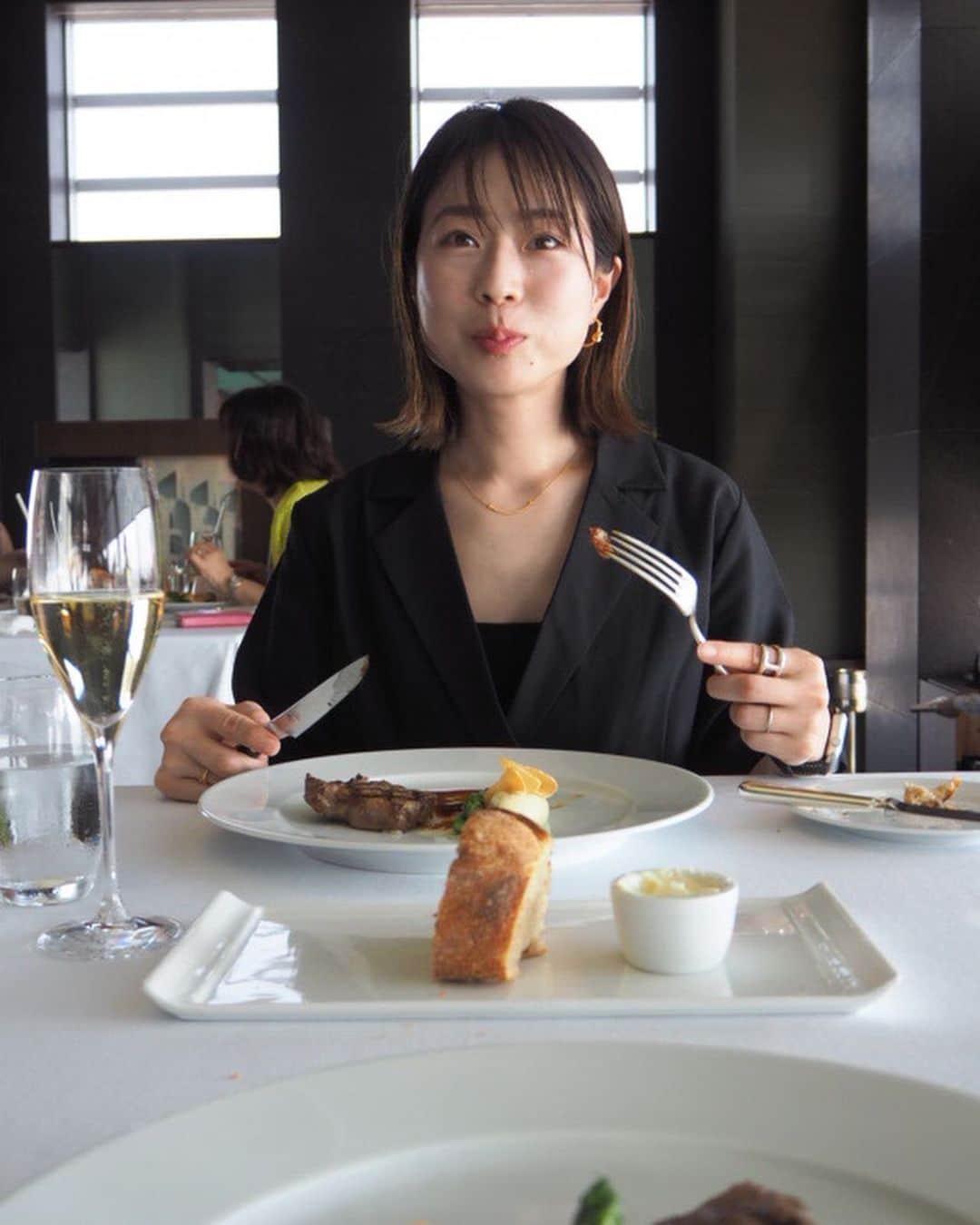 川端里奈のインスタグラム：「・ とっても景色のいい場所で 結婚記念日ランチ❤︎ お天気も最高でした😍  あっというまの4回目！ 🙎‍♂️🙍‍♀️👼相変わらず騒がしく楽しい毎日です🌸🌸 いつも本当にありがとう❣️ 感謝の気持ちでいっぱいです😊 5年目もよろしくね🤍 もぐもぐ  #結婚記念日#4thweddinganniversary」