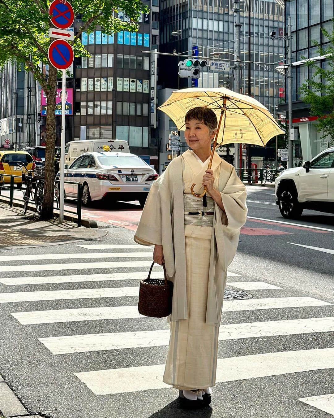 山崎陽子さんのインスタグラム写真 - (山崎陽子Instagram)「春暑し 夏日の新宿、浴衣着たいくらい暑い‼︎ #kimono #しょうざん生紬 #単衣  #八寸帯好き #洛風林 #着物乃塩田  #平家納経 #道明  #紗羽織 #銀座もとじ  #低反発草履 #神田胡蝶  #羽織チェーン#六瓢 #todjewelry  #花結び山葡萄かご #小沢春光 #イトノサキ  #久留米絣日傘 #坂田織物 浴衣イベントの打合せ、5月もがんばろー」4月21日 15時44分 - yhyamasaki