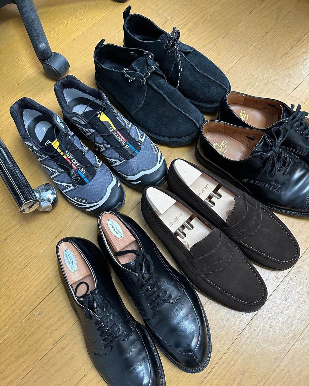 安井達郎さんのインスタグラム写真 - (安井達郎Instagram)「2023.4.20 私物の靴たち。 私服混えたコーディネート撮影でした📷 いつものスタッフさんや昔馴染みの方々と楽しい撮影でした。 公開が楽しみです。 そしてウエストンのローファーは今年の誕生日プレゼント🙏最高。ありがとう🥰」4月21日 15時45分 - tatsuroyasui
