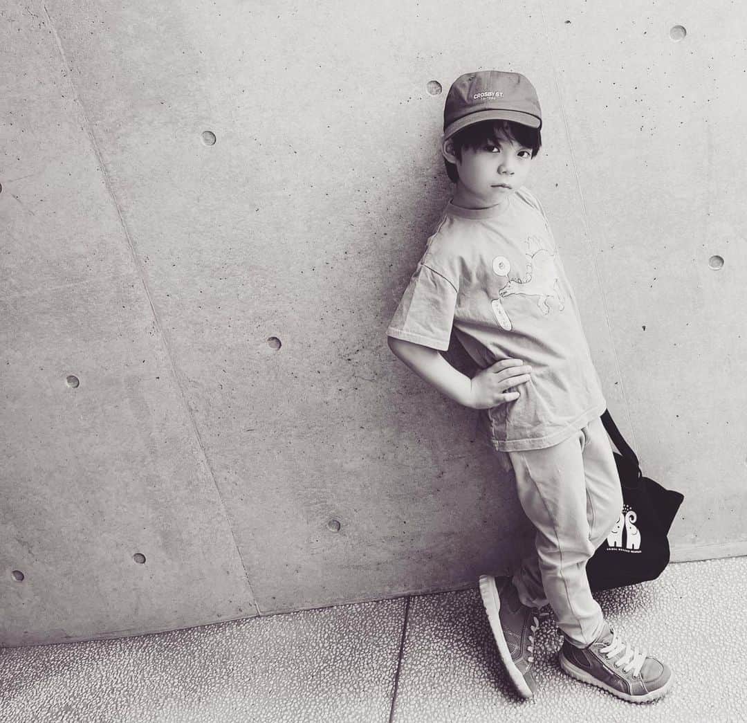 恒松あゆみのインスタグラム：「私の台本ピックアップに付き合ってくれた息子の写真。   #テアトルアカデミー   #モデル #子役   #撮影は81プロデュース前   #6歳5ヶ月」