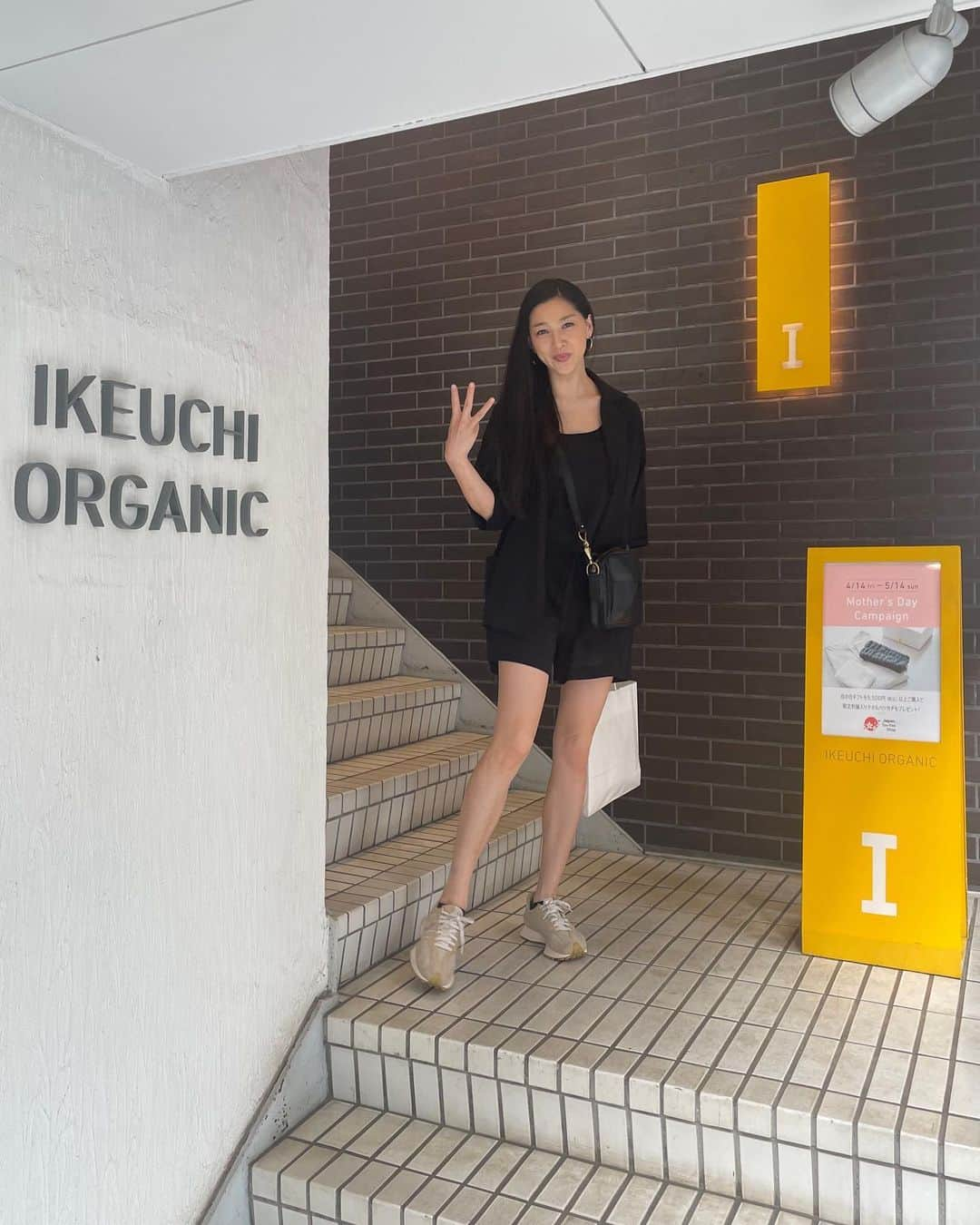 松野井雅（原紗央莉）のインスタグラム：「【出産祝いでいただきました!!】  ▼IKEUCHI ORGANIC @ikeuchiorganic   ワインのように愉しむ年号入りの特別なタオル『コットンヌーボー2023』  イケウチオーガニックのチーフサウナオフィサー(CSO.)でもある滝本洋平さんがプロデュース・監修なさっているんですが… 双子が産まれた年の記念に!!とプレゼントとして贈ってくださいました🎀👶👶🎀 一生ココロに残る贈り物だぁ… って感動しちゃいました🤩  せっかくいただいたのでお店に伺い双子の名前刺繍してもらいました🪡  とっっっても気に入ってます🩷🩵💛🩵  #サウナタオル もお気に入りで使っているのですが こちらも双子への贈り物として @yusasanada にいただきとっても嬉しいのです🎁☺️ ※名前刺繍入れてもらいに行きました♡♡  そしてタオルケットも購入しましたー✨ ま！じ！で！ 良いです。 育てるタオル、一生物の勢いなんですよっ。  奥深いタオルの世界… それが今治のイケウチオーガニックだから叶う幸せ♪ わたしもすっかりタオル沼です✌️笑笑  ▼Haruko Masudaさん @haruko.masuda  ご相談に乗ってくださりありがとうございました‼️  ▼滝本洋平さん @youheitakimoto  本当にありがとうございます‼️‼️  ・ ・ #コットンヌーボー 2023 #イケウチオーガニック #今治タオル #オーガニックタオル #沼る #ikeuchiorganic #sauna #サウナ #saunner #サウナー #必須アイテム」