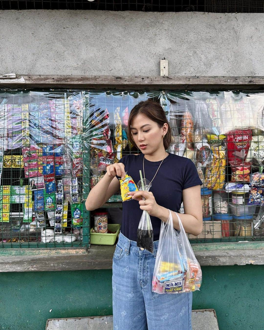 Alex Gonzagaのインスタグラム：「Ang paboritong kong binibili kina ka Reby noon sa sarisari store ay pompoms, potchi, mikmik at coke nasa sa platic! Saya may @vitakeratin din ako nabili at binayaran asawa ko agad di na napalista 🙌🏼」