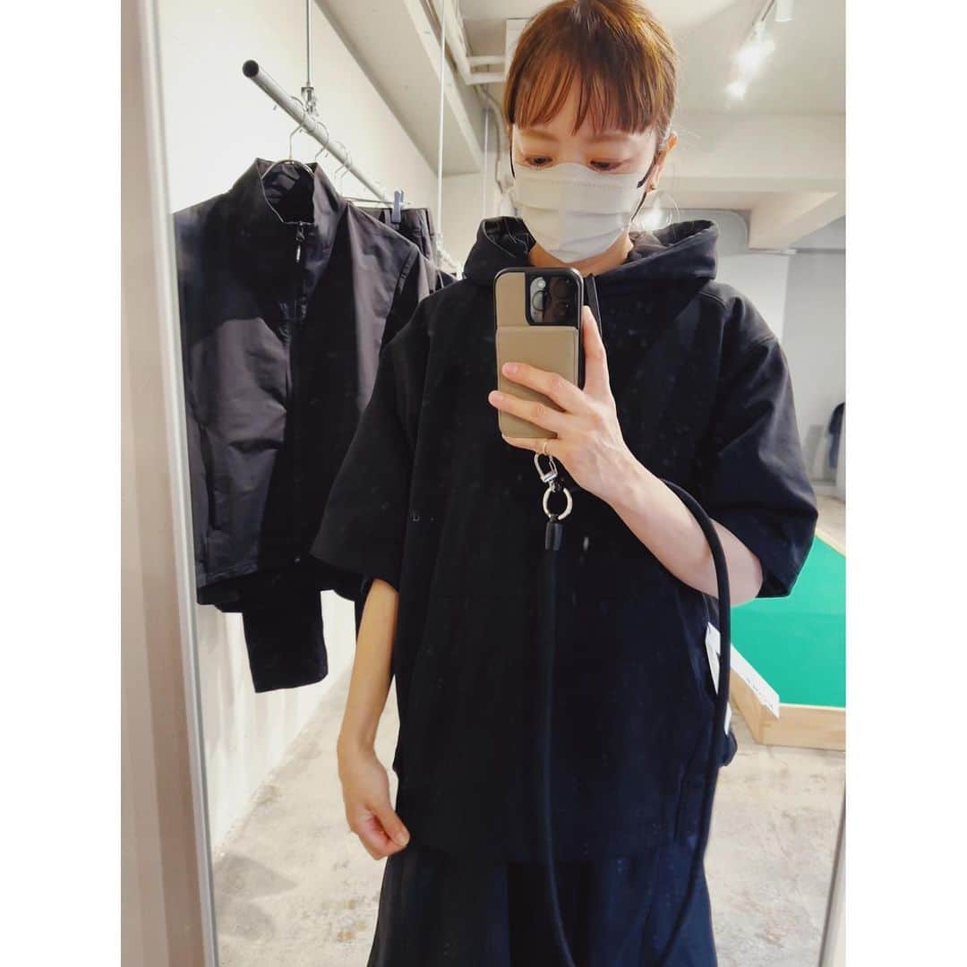 EMIさんのインスタグラム写真 - (EMIInstagram)「⭐︎ and per seの新レーベル 「＆Golf」が本日4月21日にローンチ✨ 先日そのお披露目会にお伺いして来ました。 モノトーンのシンプルでカッコ良いデザインに加え 吸汗速乾、耐久はっ水、抗菌防臭、UV-CARE そしてシワになりにくいなどとても機能性が高いので ゴルフだけでなくライフウェアとしても着れるのが嬉しい‼️ 全てのアパレル製品に環境配慮素材を使用した サステナブルを考慮しているのも素敵でした☺️ ユニセックスで着れる感じのアイテムが多かったので わが家は夫と兼用で♡ @andperse_andgolf #andgolf #アンドゴルフ #PR」4月21日 15時49分 - emi_idea