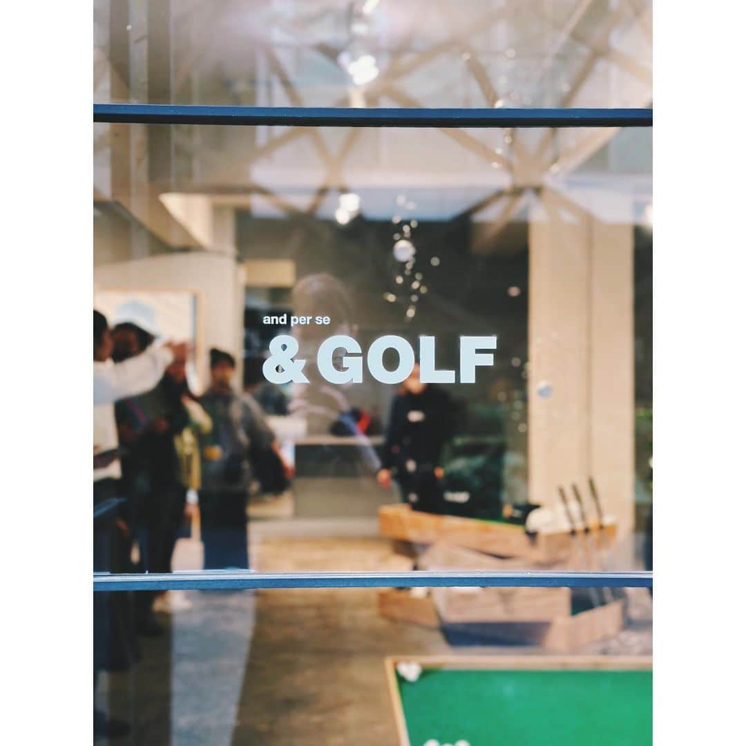EMIさんのインスタグラム写真 - (EMIInstagram)「⭐︎ and per seの新レーベル 「＆Golf」が本日4月21日にローンチ✨ 先日そのお披露目会にお伺いして来ました。 モノトーンのシンプルでカッコ良いデザインに加え 吸汗速乾、耐久はっ水、抗菌防臭、UV-CARE そしてシワになりにくいなどとても機能性が高いので ゴルフだけでなくライフウェアとしても着れるのが嬉しい‼️ 全てのアパレル製品に環境配慮素材を使用した サステナブルを考慮しているのも素敵でした☺️ ユニセックスで着れる感じのアイテムが多かったので わが家は夫と兼用で♡ @andperse_andgolf #andgolf #アンドゴルフ #PR」4月21日 15時49分 - emi_idea