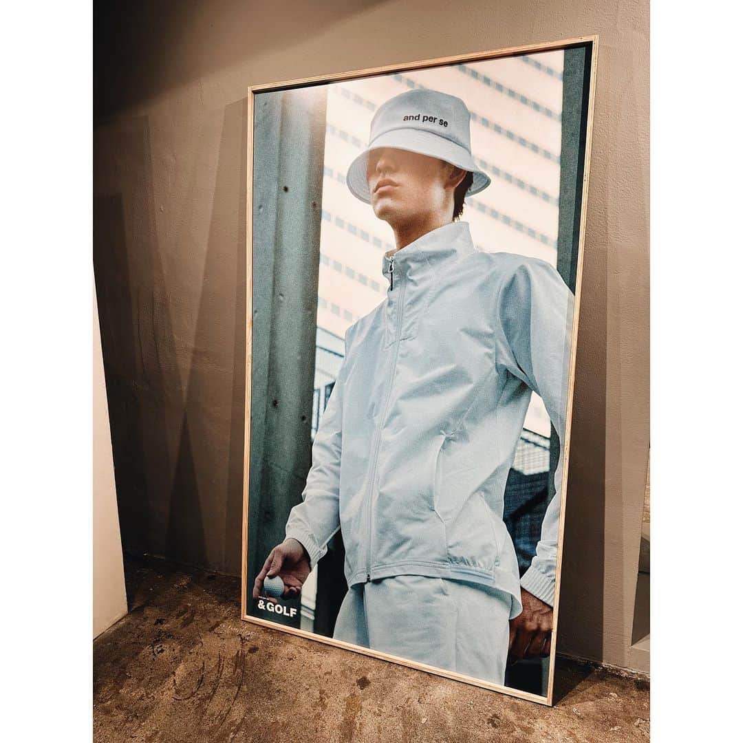 EMIさんのインスタグラム写真 - (EMIInstagram)「⭐︎ and per seの新レーベル 「＆Golf」が本日4月21日にローンチ✨ 先日そのお披露目会にお伺いして来ました。 モノトーンのシンプルでカッコ良いデザインに加え 吸汗速乾、耐久はっ水、抗菌防臭、UV-CARE そしてシワになりにくいなどとても機能性が高いので ゴルフだけでなくライフウェアとしても着れるのが嬉しい‼️ 全てのアパレル製品に環境配慮素材を使用した サステナブルを考慮しているのも素敵でした☺️ ユニセックスで着れる感じのアイテムが多かったので わが家は夫と兼用で♡ @andperse_andgolf #andgolf #アンドゴルフ #PR」4月21日 15時49分 - emi_idea