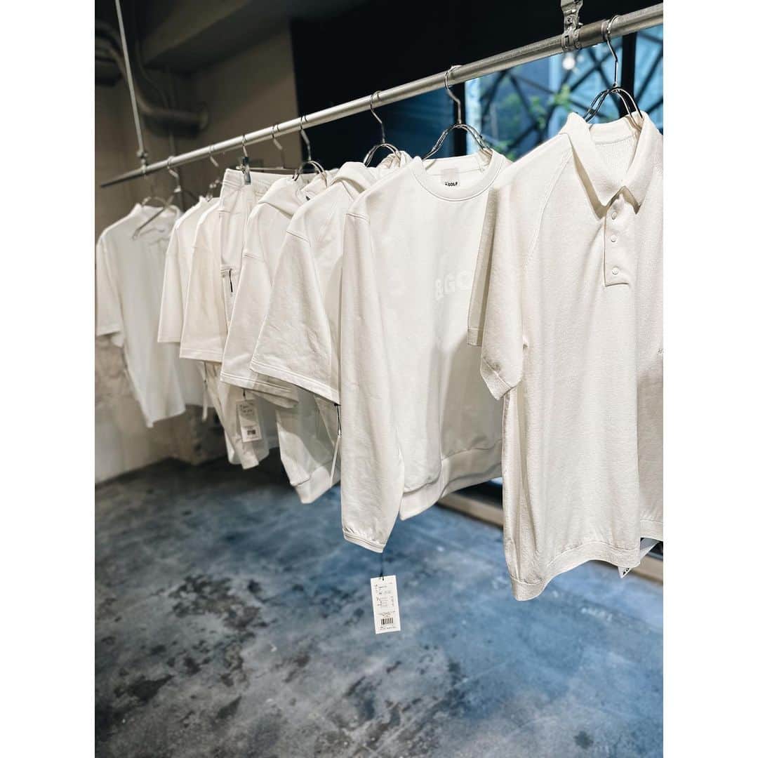 EMIさんのインスタグラム写真 - (EMIInstagram)「⭐︎ and per seの新レーベル 「＆Golf」が本日4月21日にローンチ✨ 先日そのお披露目会にお伺いして来ました。 モノトーンのシンプルでカッコ良いデザインに加え 吸汗速乾、耐久はっ水、抗菌防臭、UV-CARE そしてシワになりにくいなどとても機能性が高いので ゴルフだけでなくライフウェアとしても着れるのが嬉しい‼️ 全てのアパレル製品に環境配慮素材を使用した サステナブルを考慮しているのも素敵でした☺️ ユニセックスで着れる感じのアイテムが多かったので わが家は夫と兼用で♡ @andperse_andgolf #andgolf #アンドゴルフ #PR」4月21日 15時49分 - emi_idea