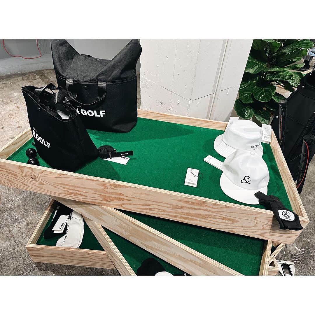 EMIさんのインスタグラム写真 - (EMIInstagram)「⭐︎ and per seの新レーベル 「＆Golf」が本日4月21日にローンチ✨ 先日そのお披露目会にお伺いして来ました。 モノトーンのシンプルでカッコ良いデザインに加え 吸汗速乾、耐久はっ水、抗菌防臭、UV-CARE そしてシワになりにくいなどとても機能性が高いので ゴルフだけでなくライフウェアとしても着れるのが嬉しい‼️ 全てのアパレル製品に環境配慮素材を使用した サステナブルを考慮しているのも素敵でした☺️ ユニセックスで着れる感じのアイテムが多かったので わが家は夫と兼用で♡ @andperse_andgolf #andgolf #アンドゴルフ #PR」4月21日 15時49分 - emi_idea