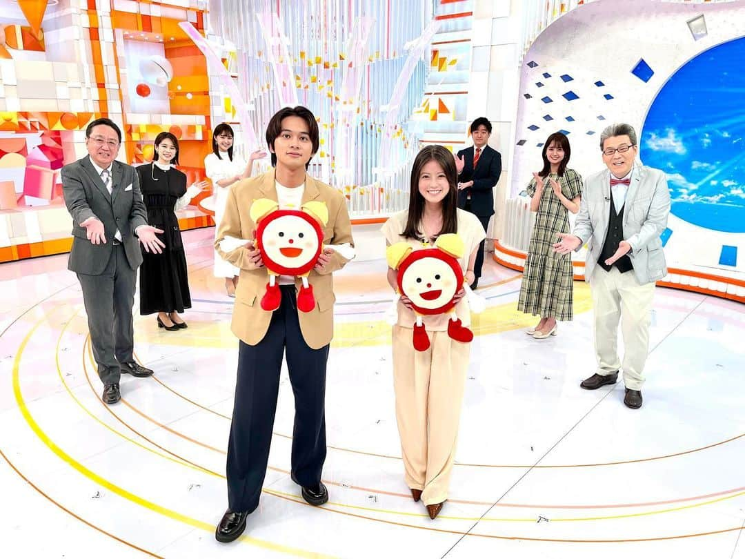 フジテレビ「めざましテレビ」さんのインスタグラム写真 - (フジテレビ「めざましテレビ」Instagram)「きょう21日（金）は #北村匠海 さん、 #今田美桜 さんが生出演🥳💕 朝にピッタリなキラキラ✨笑顔のおふたり😆 ほんわかした仲良し空気でスタジオも和やかになりました🙌  映画『#東京リベンジャーズ2』前編は きょう公開です🎬  #めざましテレビ」4月21日 15時54分 - mezamashi.tv