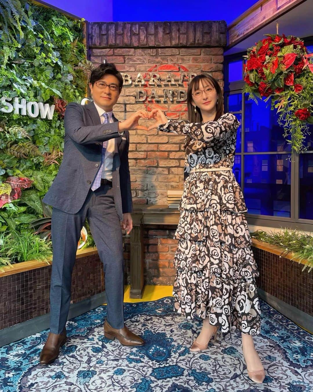松澤千晶のインスタグラム：「アンディさんと♡  松澤さんに変態キャラを取られて悔しいですと言われたので、お前も変態にならないか？(猗窩座)みたいな感じでハート作りました。  本来こんなことをして良いお方ではないので、TBSでニュースを読んでいた頃からは考えられませんね。母が大変喜んでおりました。  木曜日ってもっと壊して良いのかわからなかったです。笑  #バラダン #TOKYOMX」