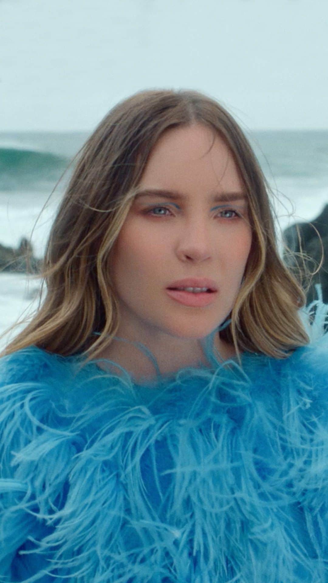 ベリンダのインスタグラム：「Atrapados en el paraíso por culpa de esta canción. La segunda temporada de #BienvenidosAEdén ya está disponible.」