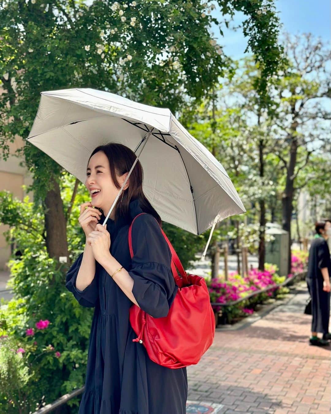 吉村美紀さんのインスタグラム写真 - (吉村美紀Instagram)「今日は真夏の様な暑さでしたね。 こんな日差しの強い日は日傘が手放せません！ 最近お気に入りの日傘はムーンバットと美ストのコラボの日傘。  裏地が黒ではなくて白なので、顔色もよく映ります！ しかもめちゃくちゃ軽くて小さいので小さめバッグにもすっぽり入っちゃいます。　 これからの夏に大活躍しそう^_^ 美ストの6月号のセレストーリーにも紹介されてます。  photo by  @tomoe985   @be_story_official   #美ストオリジナル日傘 #日傘女子 #晴れ雨兼用傘 #美白効果 #日傘日和 #日傘コーデ #軽量日傘 #コンパクトな日傘 #フワクール #Fuwacool」4月21日 16時09分 - lespros_miki