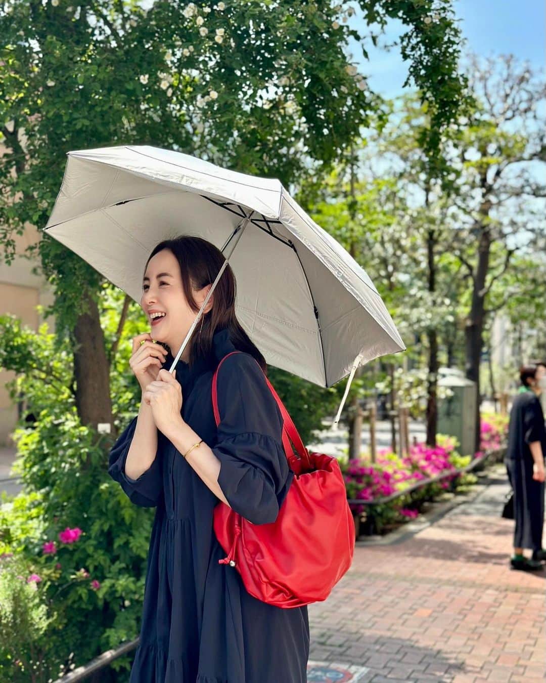 のインスタグラム：「今日は真夏の様な暑さでしたね。 こんな日差しの強い日は日傘が手放せません！ 最近お気に入りの日傘はムーンバットと美ストのコラボの日傘。  裏地が黒ではなくて白なので、顔色もよく映ります！ しかもめちゃくちゃ軽くて小さいので小さめバッグにもすっぽり入っちゃいます。　 これからの夏に大活躍しそう^_^ 美ストの6月号のセレストーリーにも紹介されてます。  photo by  @tomoe985   @be_story_official   #美ストオリジナル日傘 #日傘女子 #晴れ雨兼用傘 #美白効果 #日傘日和 #日傘コーデ #軽量日傘 #コンパクトな日傘 #フワクール #Fuwacool」