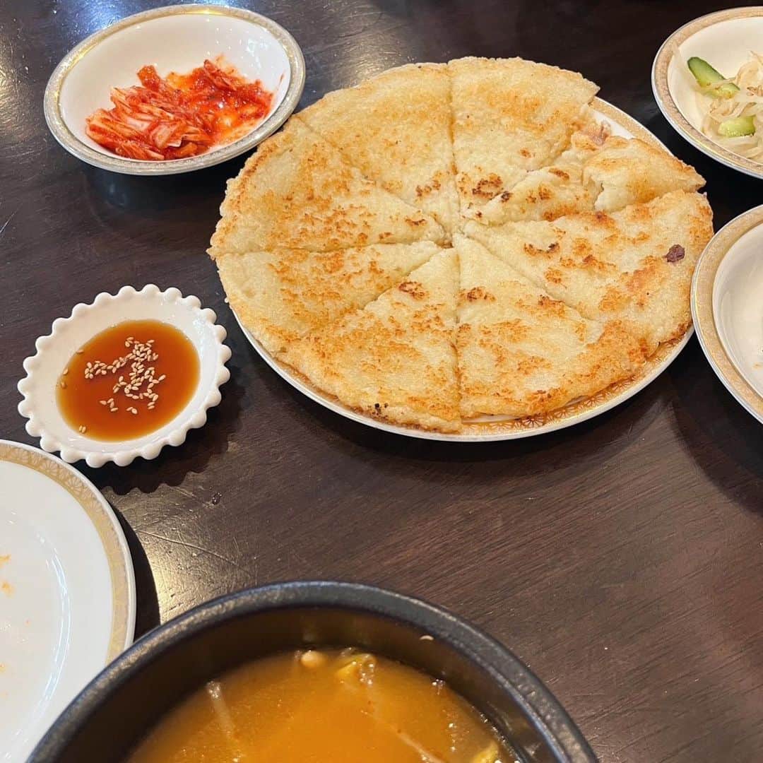 sayocoさんのインスタグラム写真 - (sayocoInstagram)「今の所ベストオブクッパ🥢🍚 #韓国家庭料理お母さんの味 オモニたち優しかった☺️❤️ カムジャチヂミももっちもちでチンチャマシッソッソ🥔」4月21日 16時09分 - sayoco
