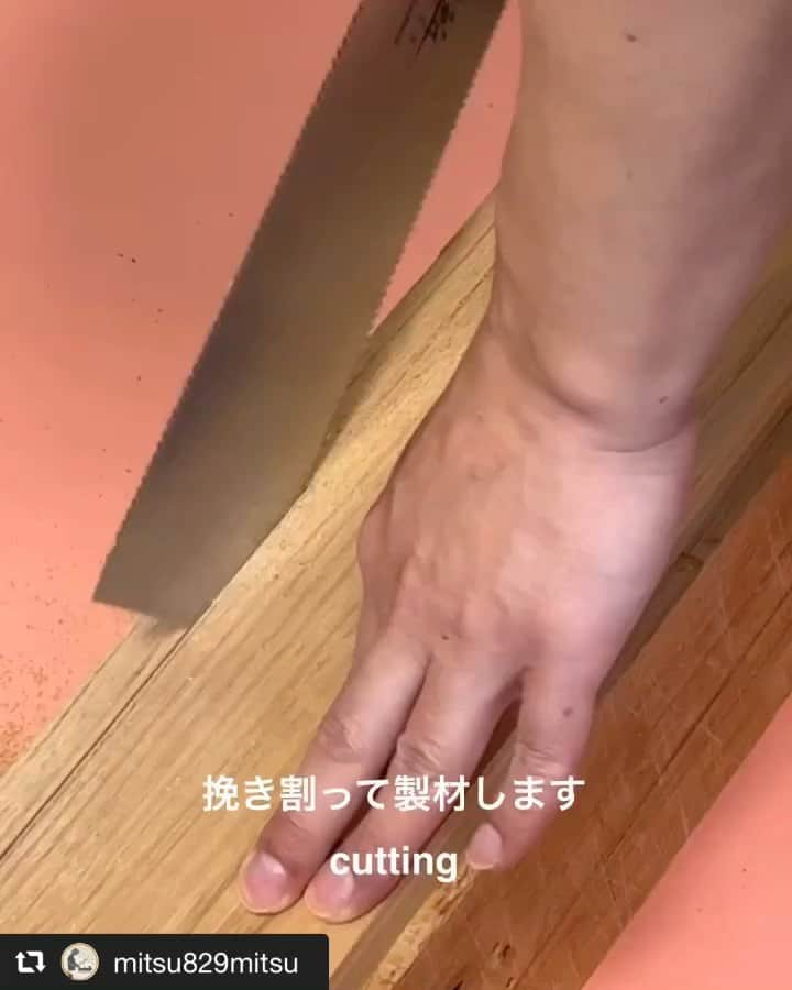 SUIZAN JAPANのインスタグラム：「One shot to make miters for Kumiko frame👀 Perfect finish👏👏👏 ⁡ 一発勝負すごい👀組子もシンプルだけど洗練された感じが美しいです✨ ⁡ Repost📸@mitsu829mitsu この前作った組子の枠を作りました ⁡ いつも通り製材して ⁡ 作里鉋で溝彫って ⁡ 留めは@suizan_japanの胴付で 鋸一発勝負です ⁡ この部分には後でダボ入れて接着 ⁡ 仮組みしてみましたが、それなりに出来そうです ⁡ #枠 #枠作り #木工 #制作 #衝立？ #craft #handmade #もう少しで完成 ⁡ #suizan #suizanjapan #japanesesaw #japanesesaws #japansäge #sierrajaponesa #sciejaponaise #鋸 #japanesetool #japanesetools #handsaw #pullsaw #dozuki #dovetail #woodwork #woodworker #woodworkers #woodworking #woodworkingtools #diy」