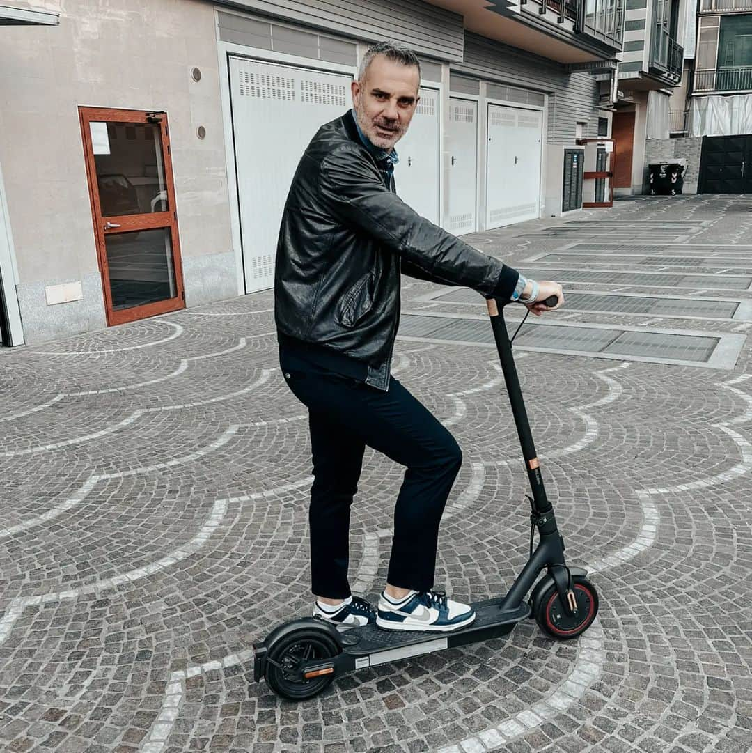 ステファノ・ソレンティーノのインスタグラム：「Messaggio per le mie figlie e per mia moglie: questo è solo mio!!! 😂😂🛴  Grazie agli amici di @xiaomi.italia 🧡 #MiElectricScooterPro2」