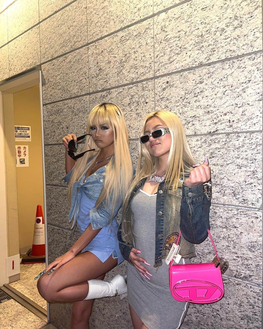 ERIKAさんのインスタグラム写真 - (ERIKAInstagram)「Blonde bitches💛&💞 @3pylanabby  By Photoism #フォトイズム #photoism #セルプリ #韓国プリ #セルフ写真館」4月21日 16時12分 - iametann