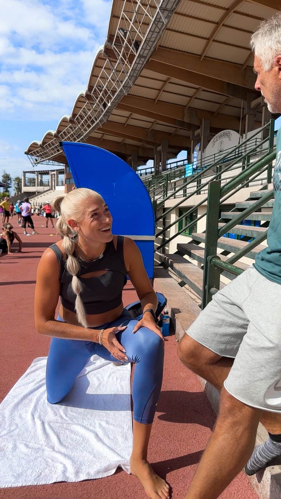 イダ・カーストフのインスタグラム：「Me wanting to do a cute little “pre training mobility routine” but coach was more in the mood for a stretch n talk 🤪」