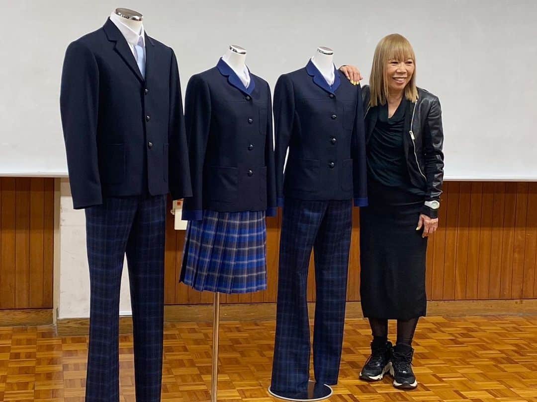 ミチコ ロンドンのインスタグラム：「母校の大阪府立和泉高等学校。 テニスに励んだ学舎の制服を、自分がデザインさせてもらえるなんて、本当に名誉なことです。母のから受け継げる、というのもあり、更に嬉しいです。  来年からは、ミチコタータンや新制服を着た新入生さん。そんか光景を目にするかと思うと感激ですよね。  #大阪府立和泉高等学校  #学生服 #highschool #ミチコタータン」