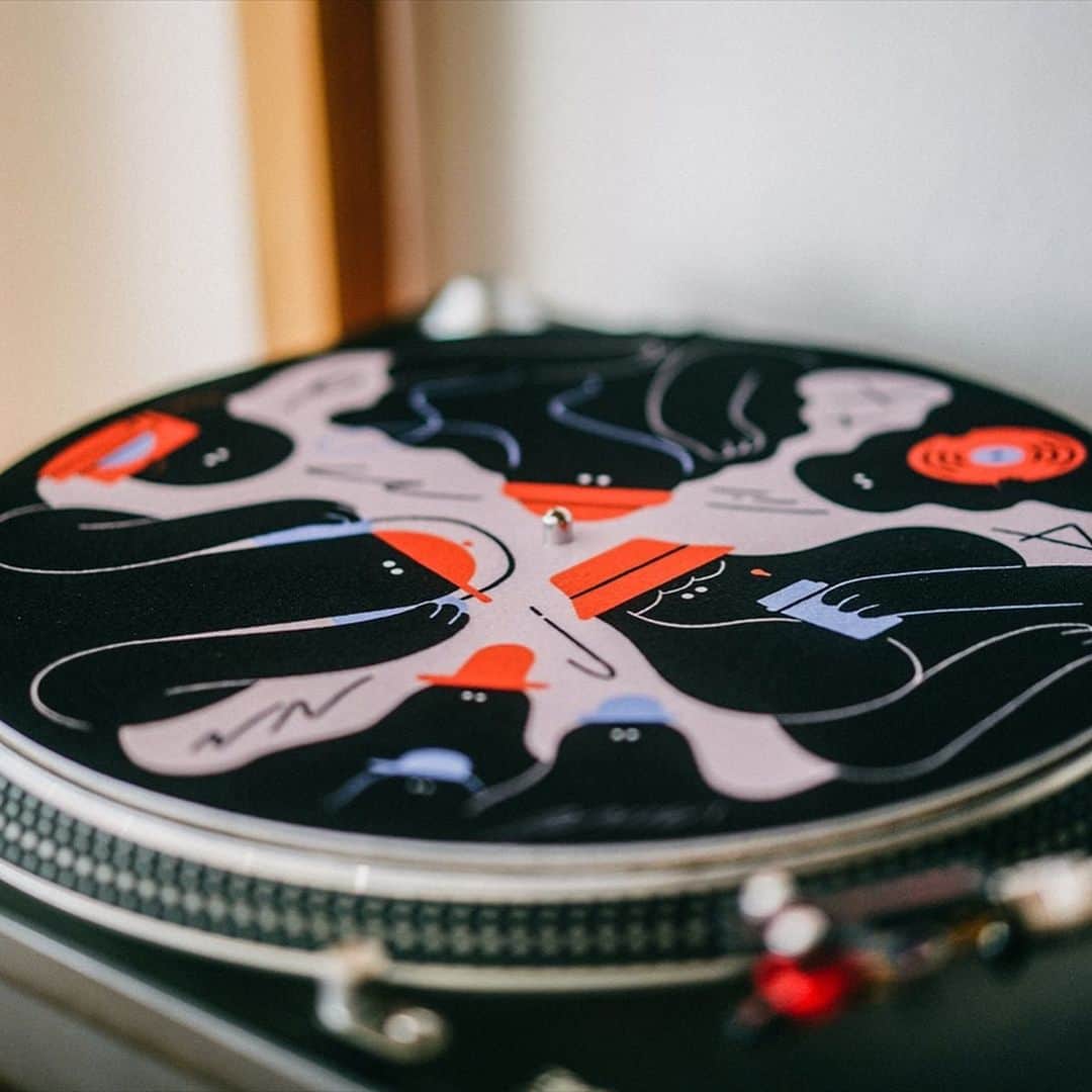 diskunion ディスクユニオンさんのインスタグラム写真 - (diskunion ディスクユニオンInstagram)「【RECORD STORE DAY 2023】 日本はもとより、いちはやく海外からも注目を集めスイスやロンドンでの展示に も参加している日本人アーチストEMUが、レコードストアデイのためにレコード にまつわるシーンを描き下ろしたスリップマット。12インチサイズと7インチサ イズで展開される他、同柄のTシャツ、レコードも入る大判トートも同時発売。  店頭販売は4月22日(土)の開店時より、オンラインは翌日4/23(日)より販売とな ります。  EMU(エム) グラフィックデザイナーを経て、2016年にアーティストとして活動を開始。 造船所から出た捨てられるはずの木くずをアップサイクルして、フォルムにこだ わった彫刻作品やペインティング作品を生み出し、日本のみならず海外各国で展 示を行っている。NIKEやPokémon、Netflixなど数々のコラボレーションをも手掛 ける。  After working as a graphic designer, he started his career as an artist in 2016.He upcycles discarded wood scraps from shipyards to create form-focused sculptures and paintings that have been exhibited in Japan and abroad.He has also been involved in numerous collaborations with #NIKE, #Pokémon, #Netflix, and others.  #emu_bb #recordstoreday #recordstoreday2023 #rsd23 #rsd2023 #レコードストアデイ #レコードストアデイ2023 #SLIPMAT #SLIPMATS #スリップマット　 #diskunion #ディスクユニオン」4月21日 16時16分 - diskunion