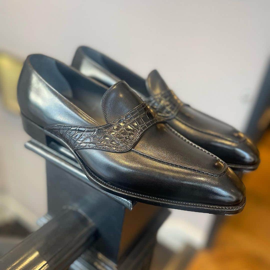 ガジアーノ&ガーリングのインスタグラム：「A unique and very sleek MTO Loafer with added 🐊 is our #ggshoeoftheday   Model: St Thomas  Leather: Black Calf/ Black Alligator Last: Square Deco  #gazianogirling #ggsquaredeco #ggstthomas #loafers #mensloafers #style #madeinengland」