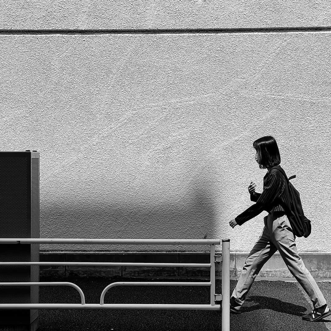 naotakeのインスタグラム：「#通りすがり - #passerby / iPhone 13 Pro & Lightroom, 20230422 . . 横溝正史を読み直す。 . . #spicollective #streetphotographyinternational #royalsnappingartists #infamous_family #rsa_main #infinity_photo_cult #jp_gallery_member #jp_gallery_bnw #team_jp_モノクロ #ig_nihon #streetphotographybnw #igersjp #ig_streetclub #bnw_greatshots #bnw_artstyle #bnwsouls #wp_bnw #bnw_igers_ #pr0ject_bnw #igers_bnw #bnw_splendid #storyofthestreet #japancityblues #shadowspoetry #ShotOniPhone #iosphotograph #写真好きな人とつながりたい」
