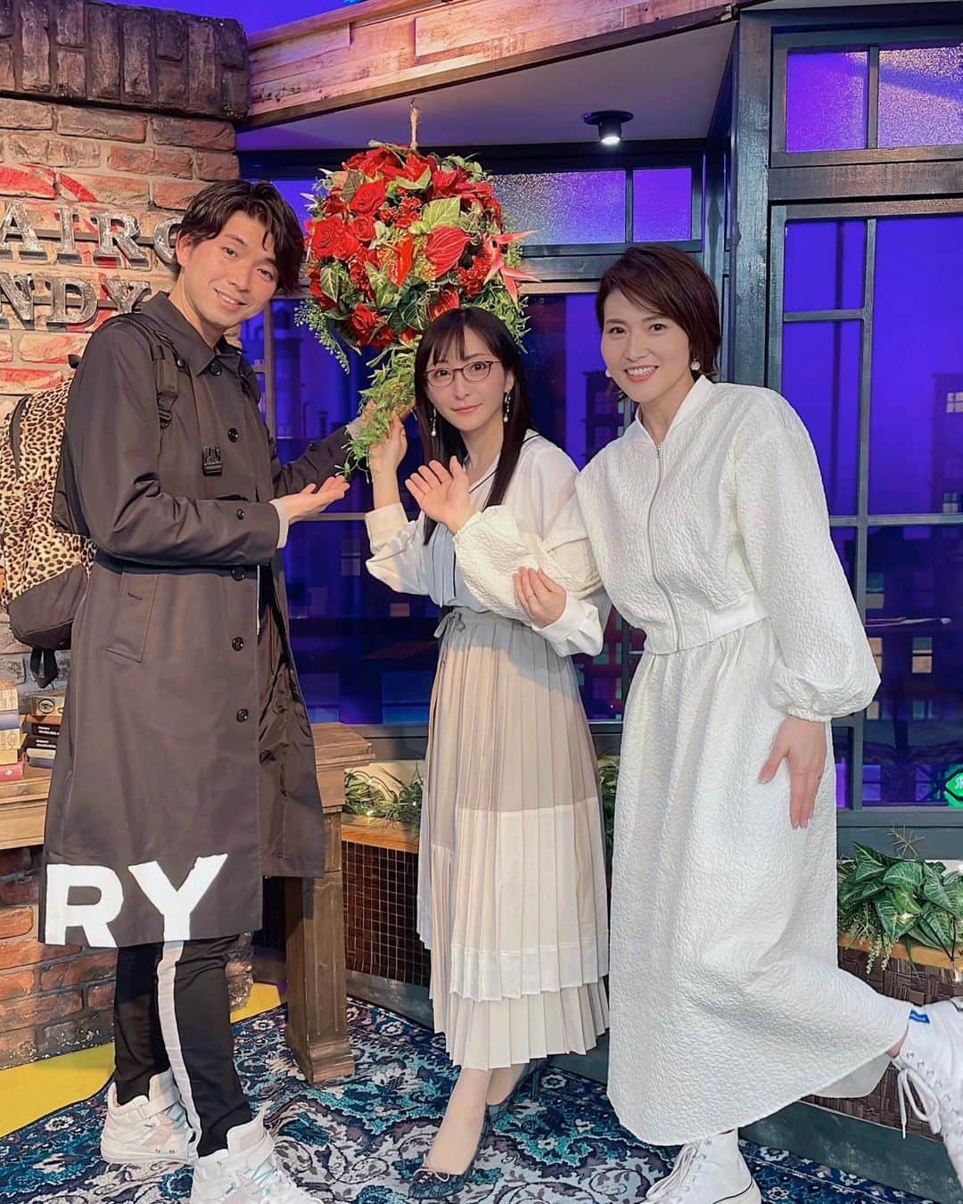 松澤千晶のインスタグラム：「ちなみに火曜日は実在男を蔑ろにしたせいで、放送終了後に噂の宮崎謙介氏がやって来ました。  とてつもなくお酒くさくて面白かったです。笑  金子恵美さん、こんなに知的で綺麗で可愛いのに悪い男に調教されてしまった感じが凄く…良いですね。  #バラダン #TOKYOMX」
