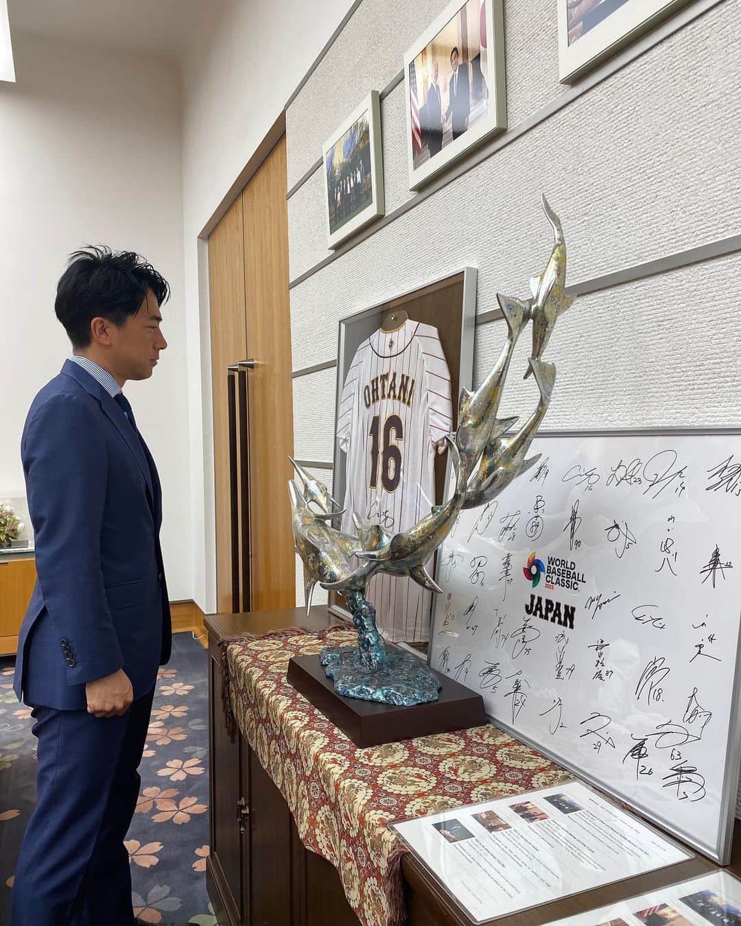 小泉進次郎さんのインスタグラム写真 - (小泉進次郎Instagram)「総理応接室に飾ってある大谷翔平選手のサイン入りユニフォームと日本代表メンバーのサイン。野球ファンなので、つい夢中でまじまじとみてしまった。あの感動と興奮を思い出します。  #総理応接室 #大谷翔平 #WBC #サイン入りユニフォーム」4月21日 16時21分 - shinjiro.koizumi