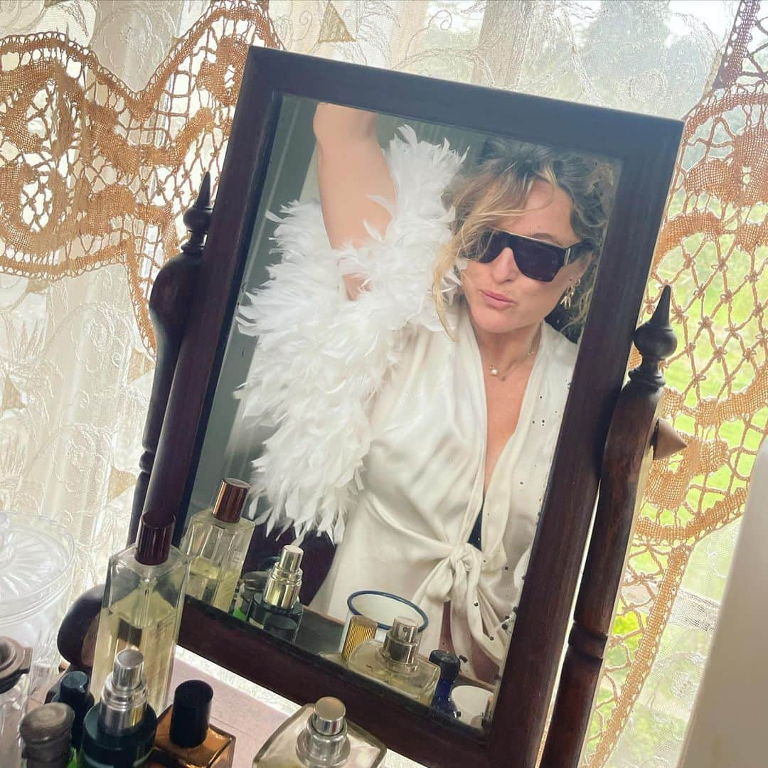 アリスバイテンパリーのインスタグラム：「Shameless … Friday morning, feathers, lace and sunglasses 🕶️ coming soon with the 🌞 and summer fun.  Music 🪩, 🍸’s  and dressing up day in the office … 💫」